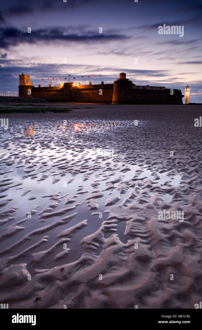 Fort Perchaude Rock au crépuscule des Sables, New Brighton, le Wirral, Merseyside, England, UK Banque D'Images