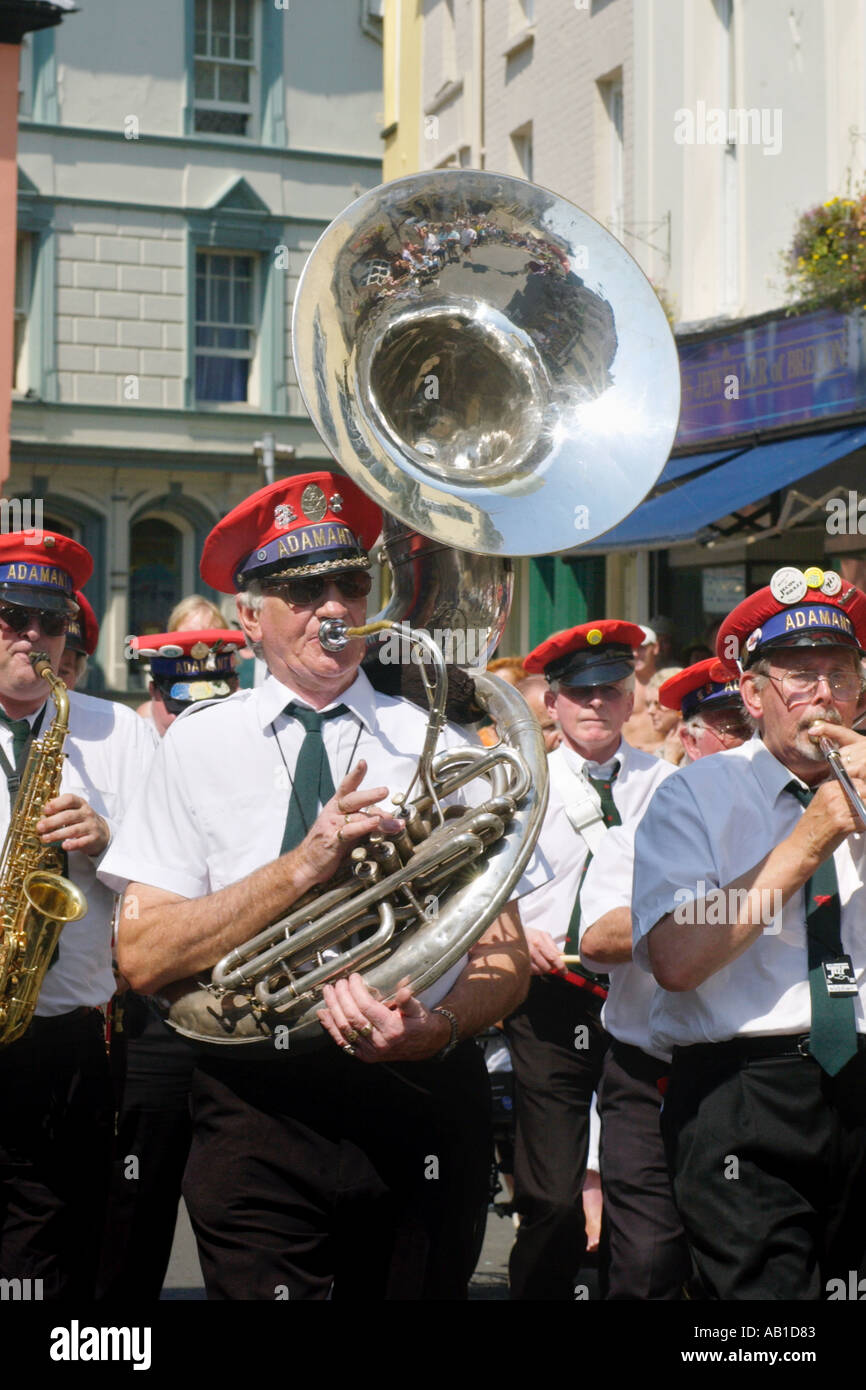 La Nouvelle Orléans Adamant mars Parade à travers les rues de Brecon pendant le festival de jazz annuel Powys Pays de Galles UK GO Banque D'Images