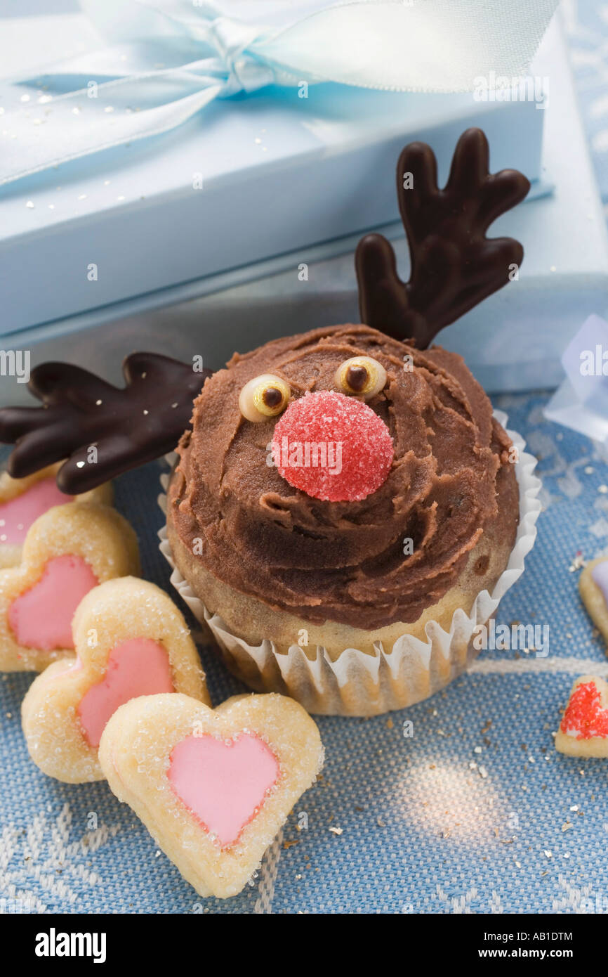 Muffin au chocolat Noël et des biscuits en forme de coeur FoodCollection Banque D'Images
