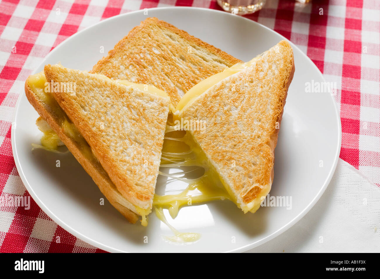 Sandwich au fromage grillé coupé en deux sur la plaque FoodCollection Banque D'Images