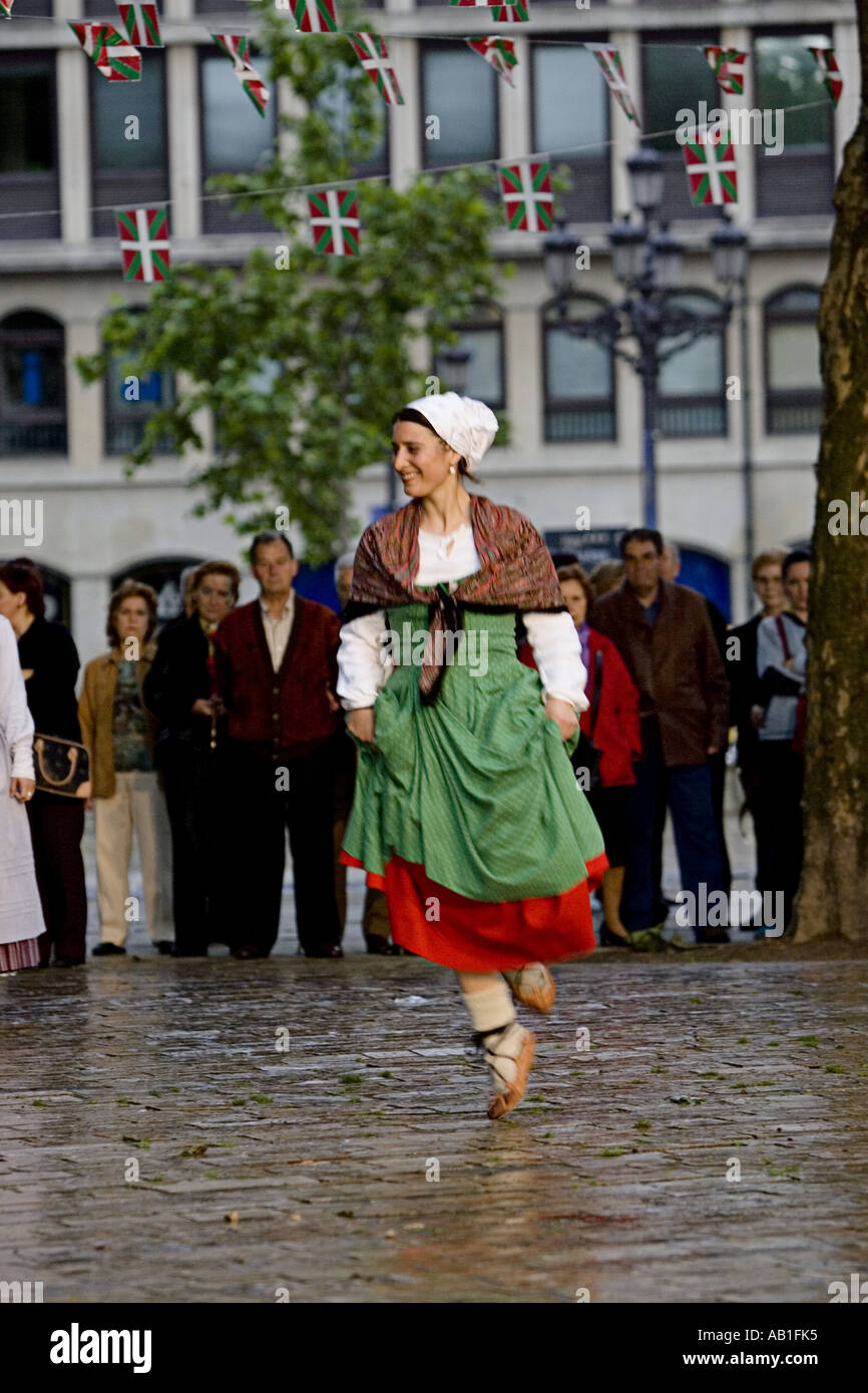 Femme en robe verte traditionnelle danses dans Plaza Arenal, Bilbao Pais  Vasco (Pays Basque) Espagne, Europe Photo Stock - Alamy