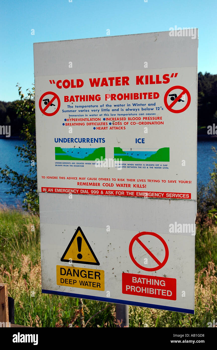 L'eau froide tue avertissement interdisant la baignade à Ogden réservoir d'eau près de Halifax West Yorkshire Banque D'Images