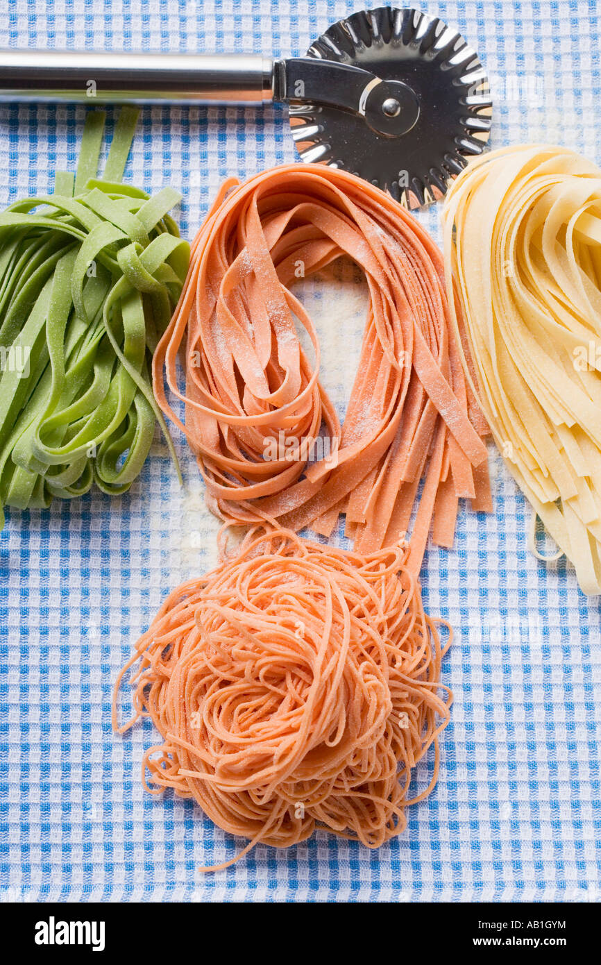 Divers types de pâtes faites maison avec roue de pâtisserie FoodCollection Banque D'Images