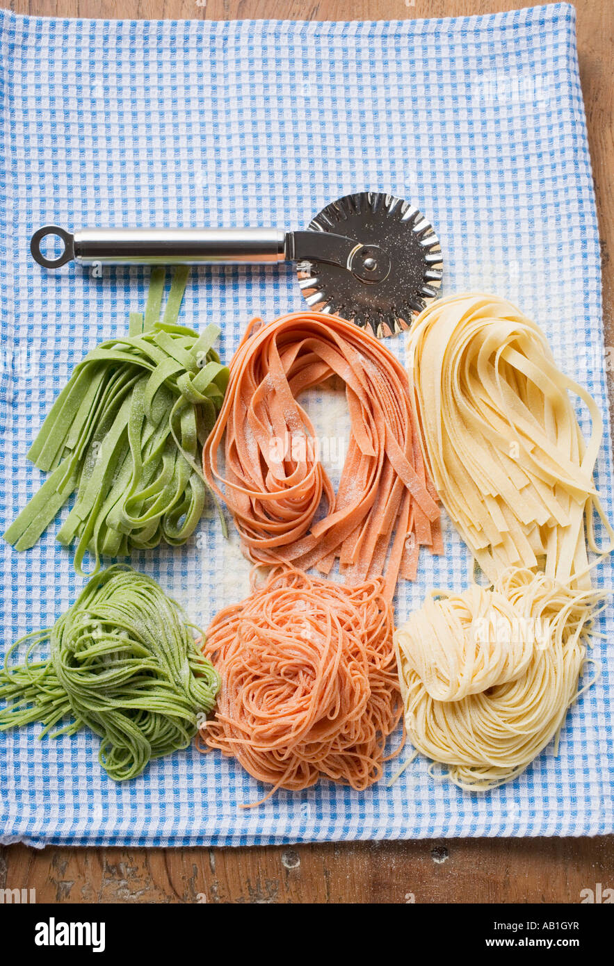 Divers types de pâtes faites maison avec roue de pâtisserie FoodCollection Banque D'Images