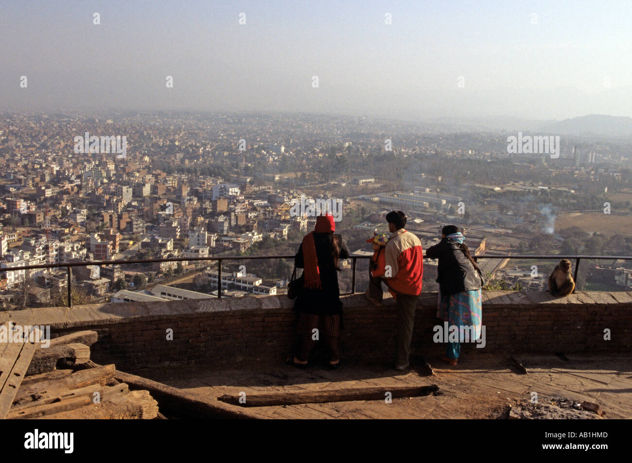 Les touristes à la recherche de la terrasse à Katmandou cityscape et horizon brumeux, au Népal, en Asie du Sud Banque D'Images