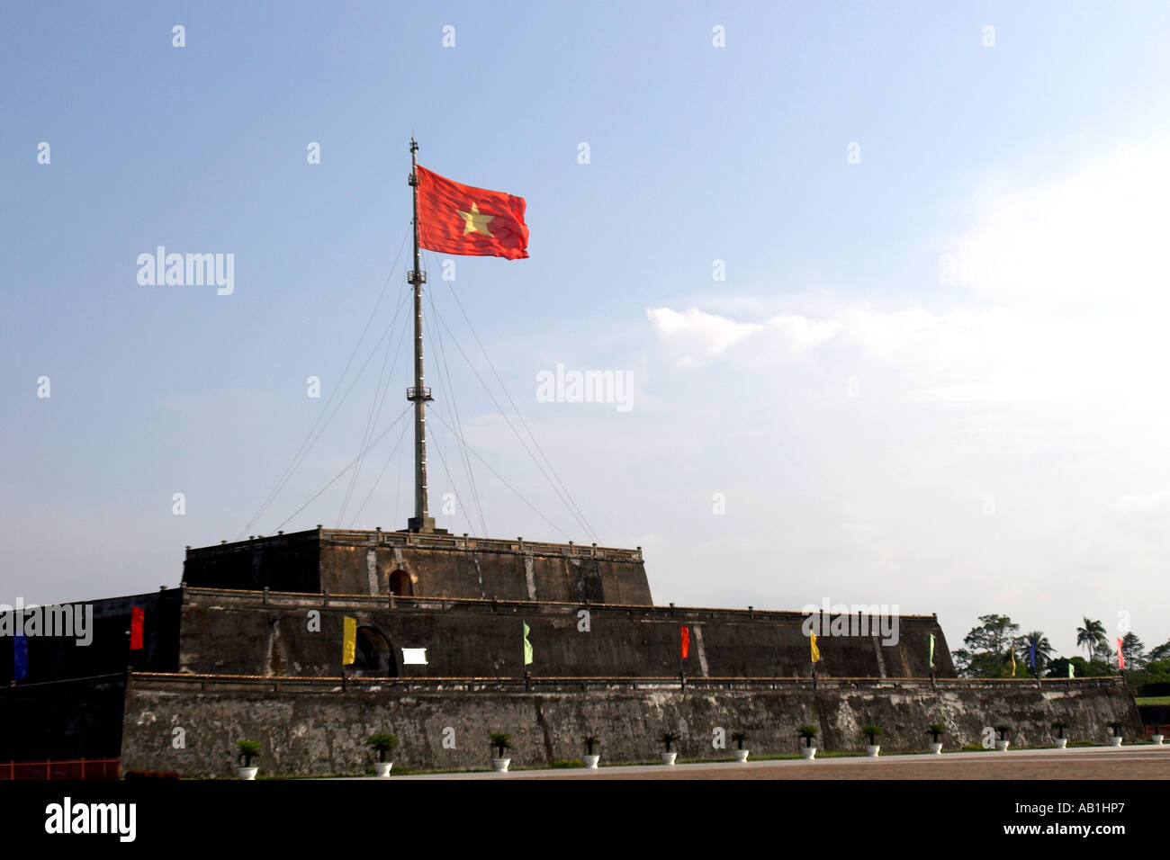 Étoile rouge et jaune du drapeau national sur le vol de la tour du drapeau dans la Citadelle Hue Vietnam Banque D'Images