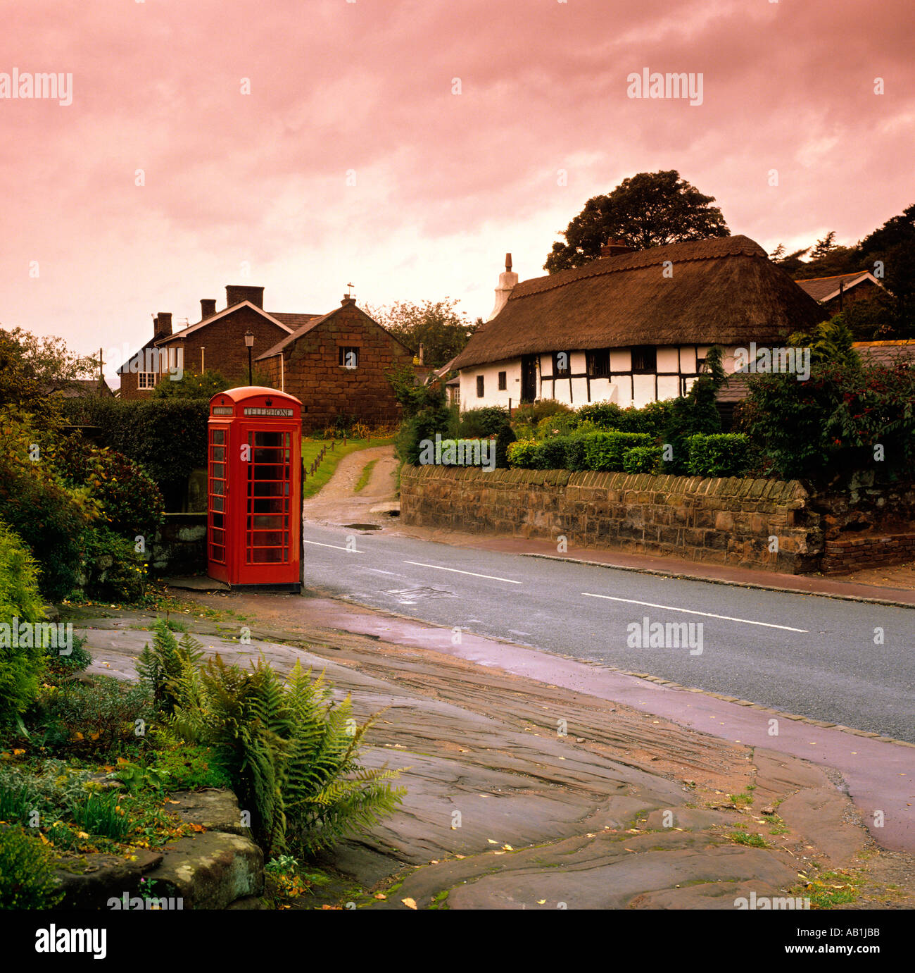 Cheshire Wirrall Burton village K6 téléphone fort avec la jolie chaumière Banque D'Images