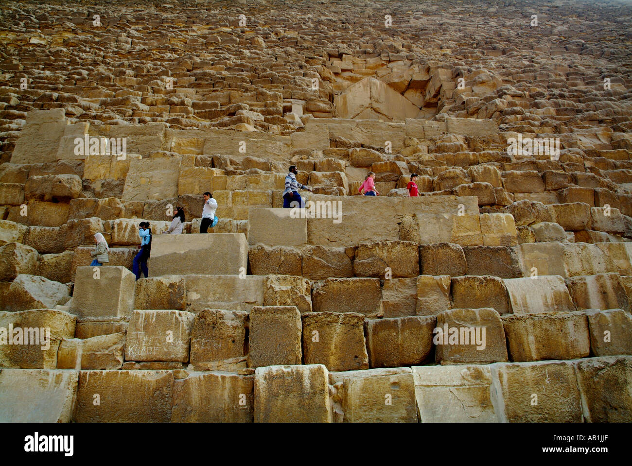 Les gens qui marchent sur la grande pyramide de Gizeh, Egypte Banque D'Images