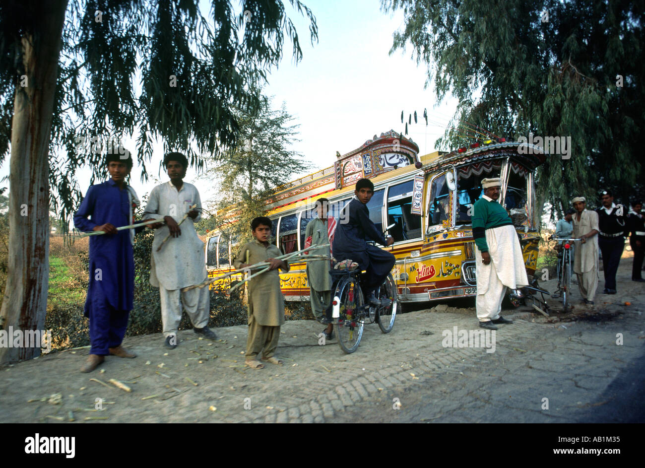 Du Sud Pakistan Punjab Uch Sharif transport bus crash on rural road Banque D'Images