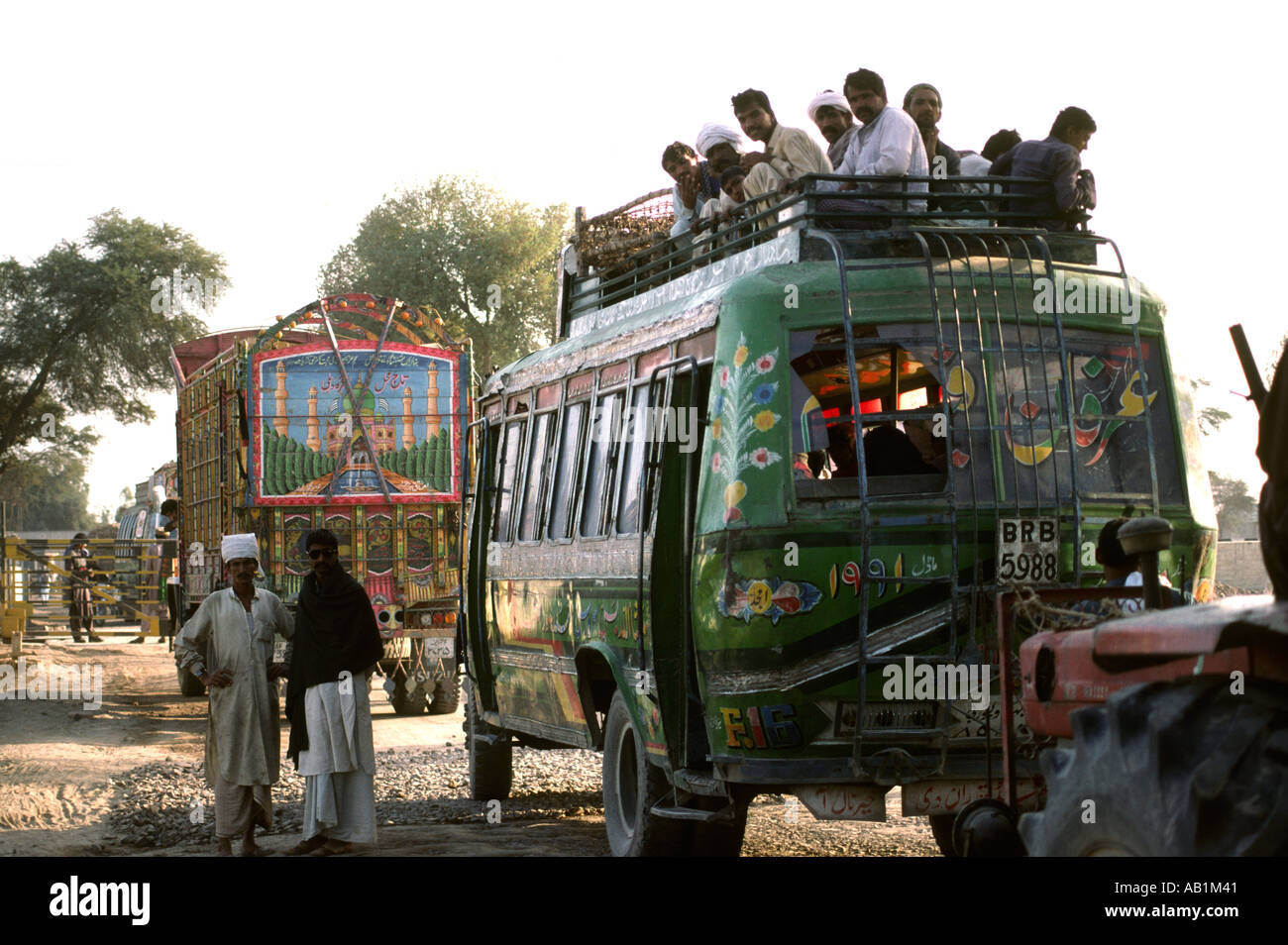 Du Sud Pakistan Punjab Uch Sharif transporter des passagers sur le dessus de l'autobus Banque D'Images