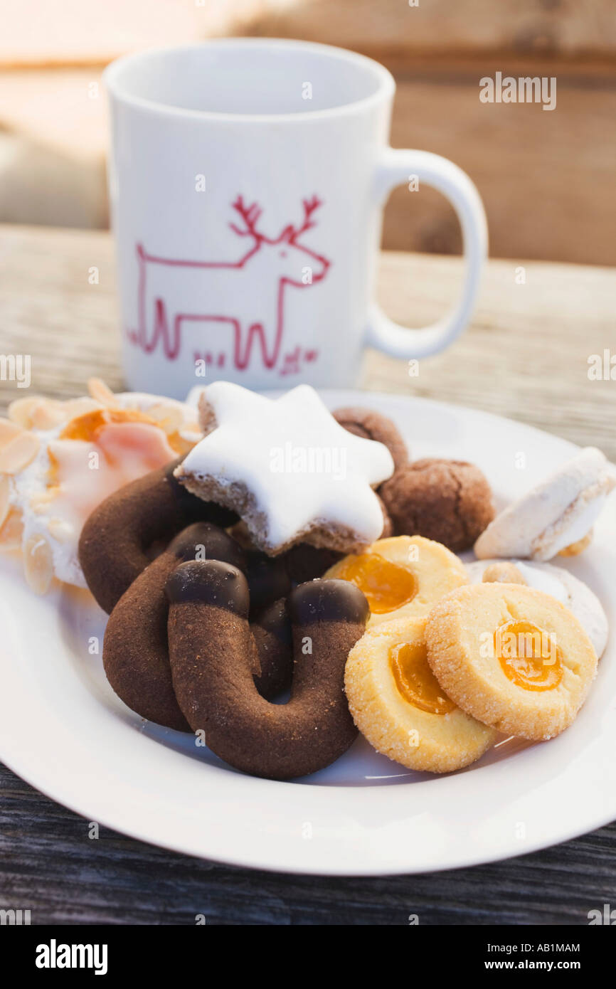 Assiette de biscuits en face de Christmassy tasse FoodCollection Banque D'Images