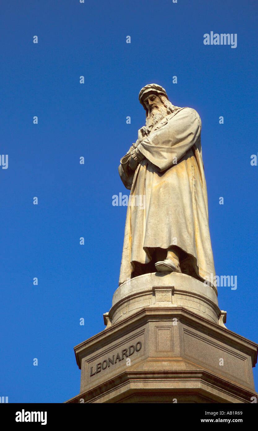 Italie Lombardie Milan Milano Piazza della Scala Statue de léonard de Vinci Banque D'Images