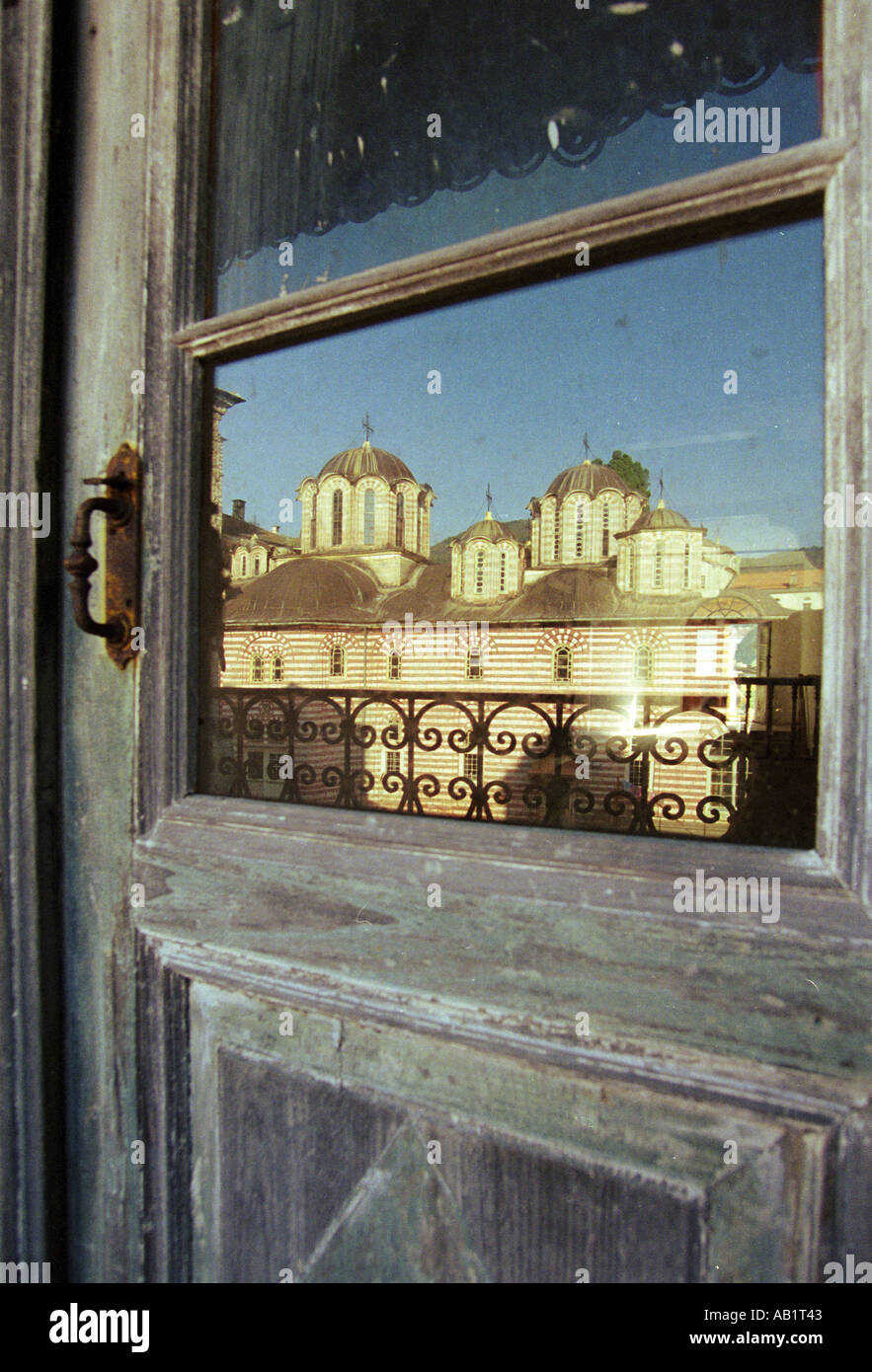 Reflet d'une église orthodoxe d'une vitre de porte en bois de l'école des moines bulgare Bulgarie histoire barbe du patrimoine grec Grèce trav Banque D'Images