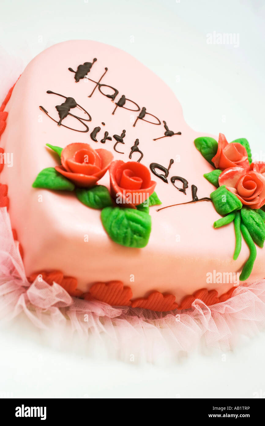 Gateau D Anniversaire En Forme De Coeur Rose Avec Roses Massepain Foodcollection Photo Stock Alamy Gateau D Anniversaire En Forme De Coeur Rose Avec Roses Massepain Foodcollection Photo Stock Alamy