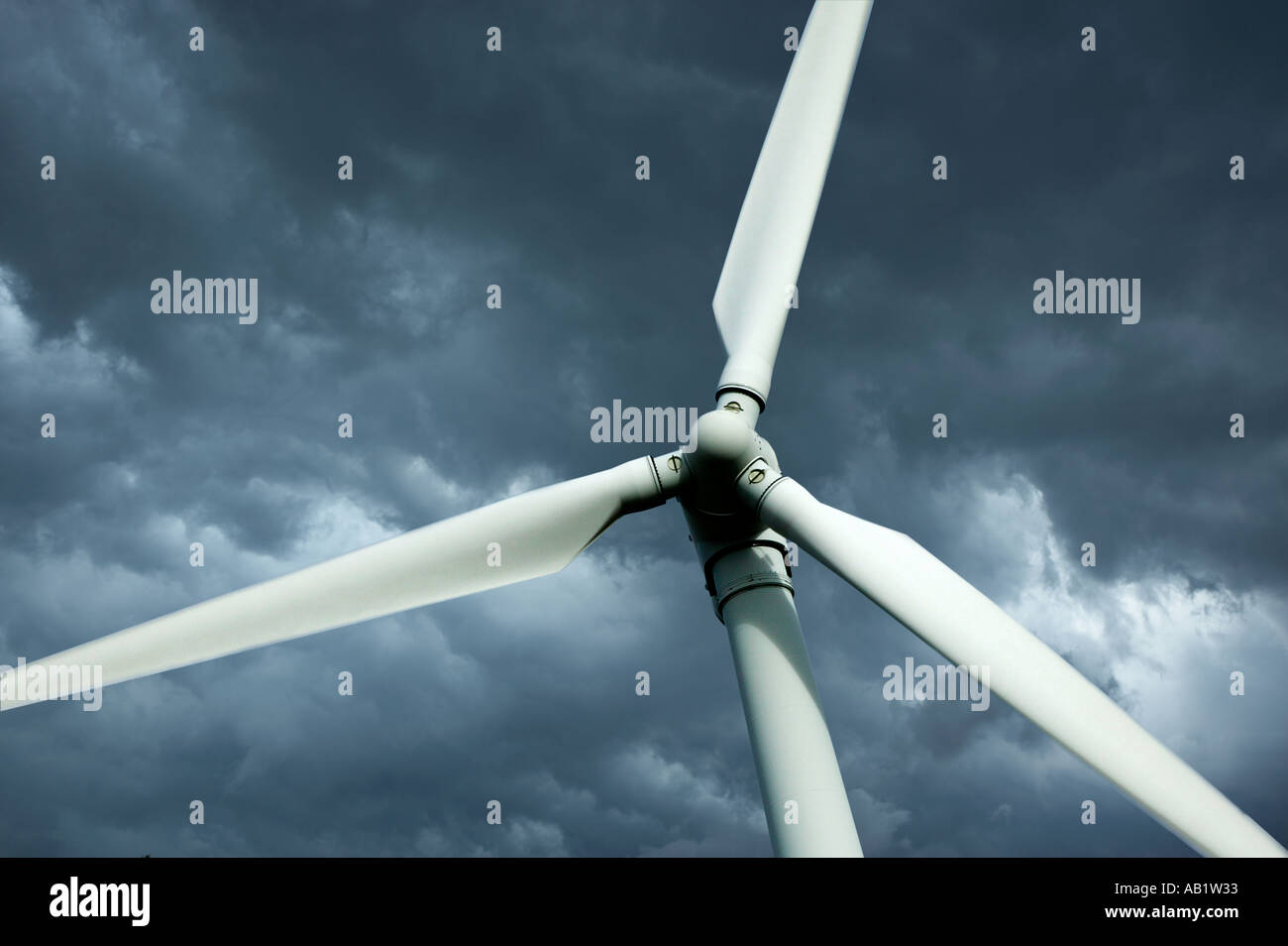 WIND TURBINE CONTRE bleu ciel orageux Banque D'Images
