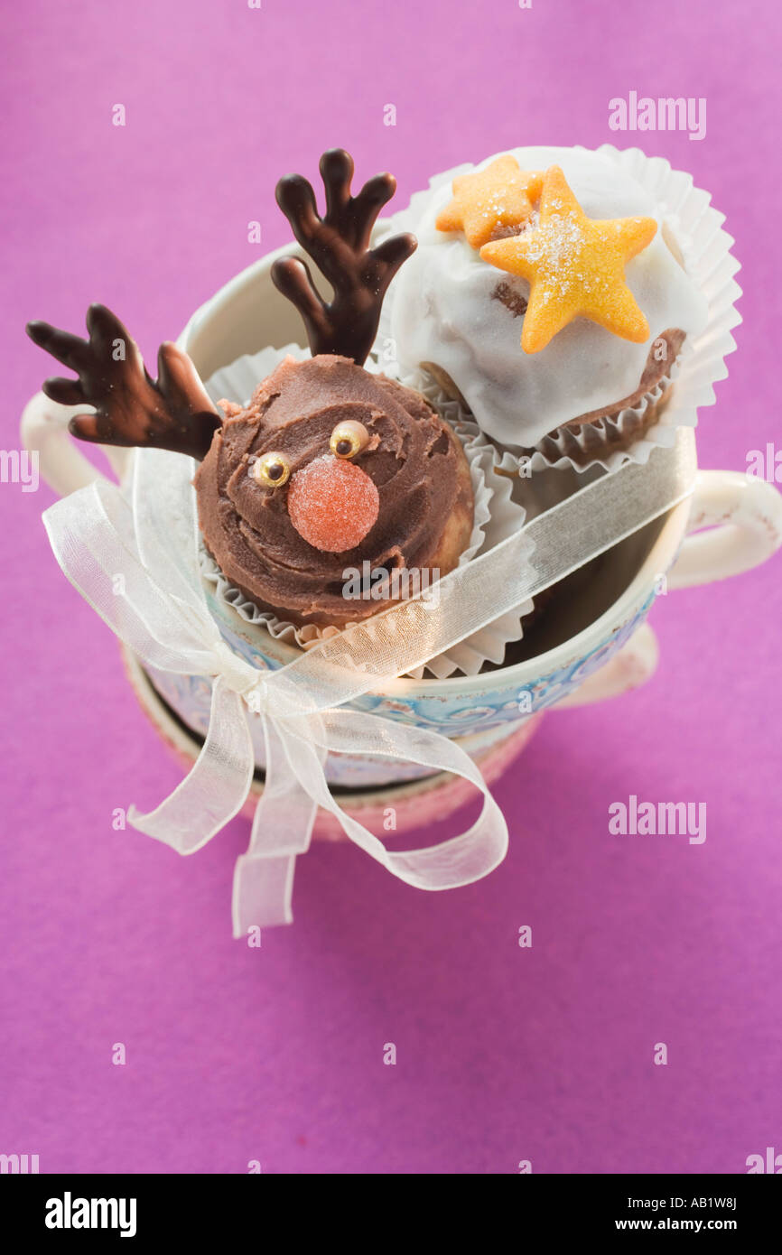 Muffins au chocolat Noël dans une pile de coupes FoodCollection Banque D'Images