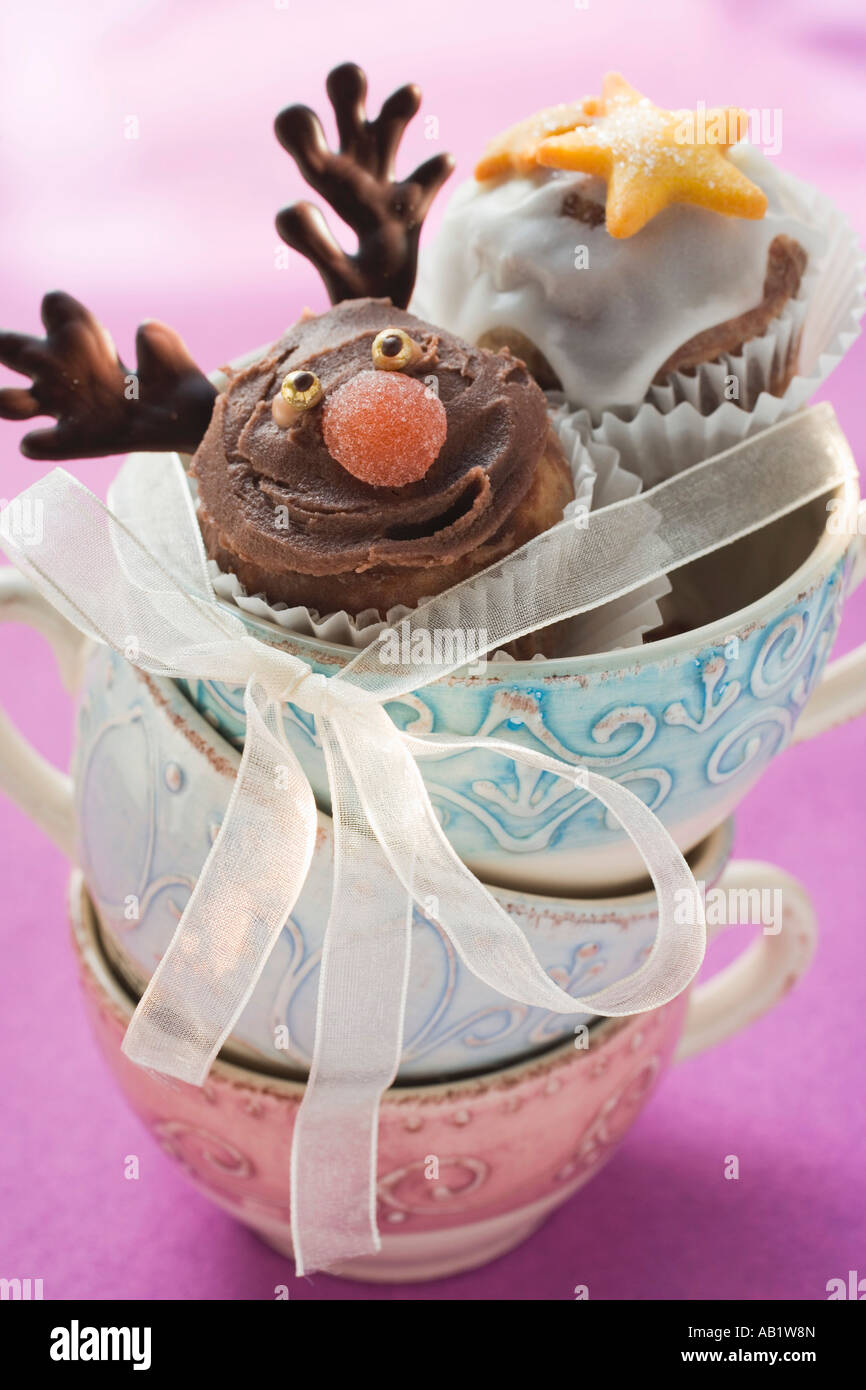 Muffins au chocolat avec des décorations de Noël en tas de tasses FoodCollection Banque D'Images