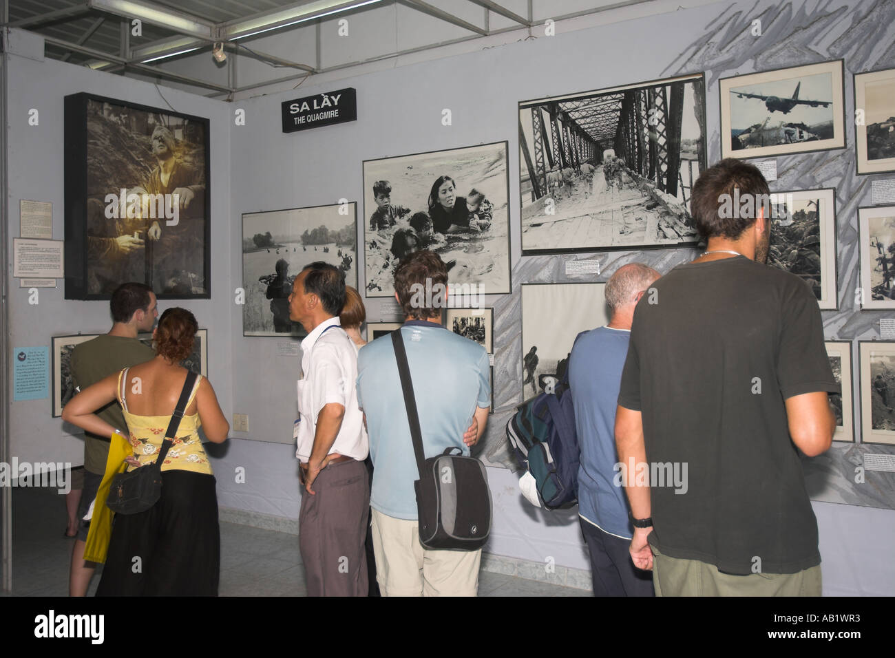 Groupe d'étude visiteurs galerie de photos de la guerre du Vietnam War Remnants Museum Ho Chi Minh City Vietnam Banque D'Images