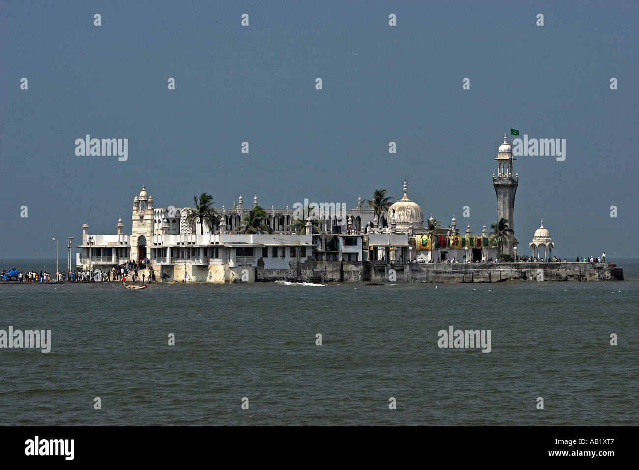 Haji Ali Dargah sanctuaire musulman et mausolée reliés par stone causeway à Breach Candy Mumbai Inde Banque D'Images