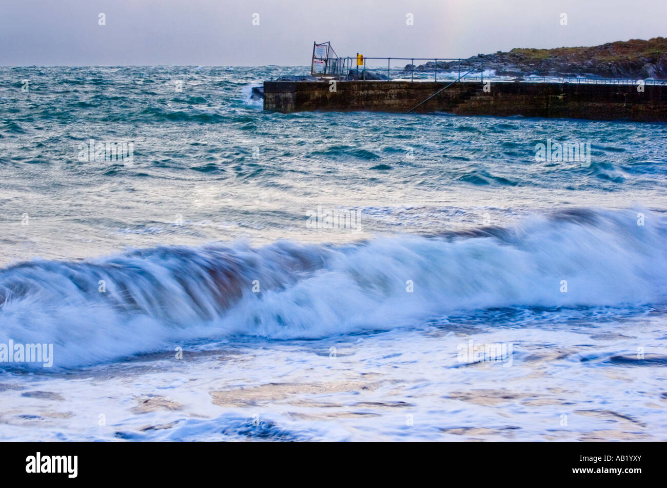 Rive orageuse, comté de Kerry, Irlande, océan Atlantique Banque D'Images