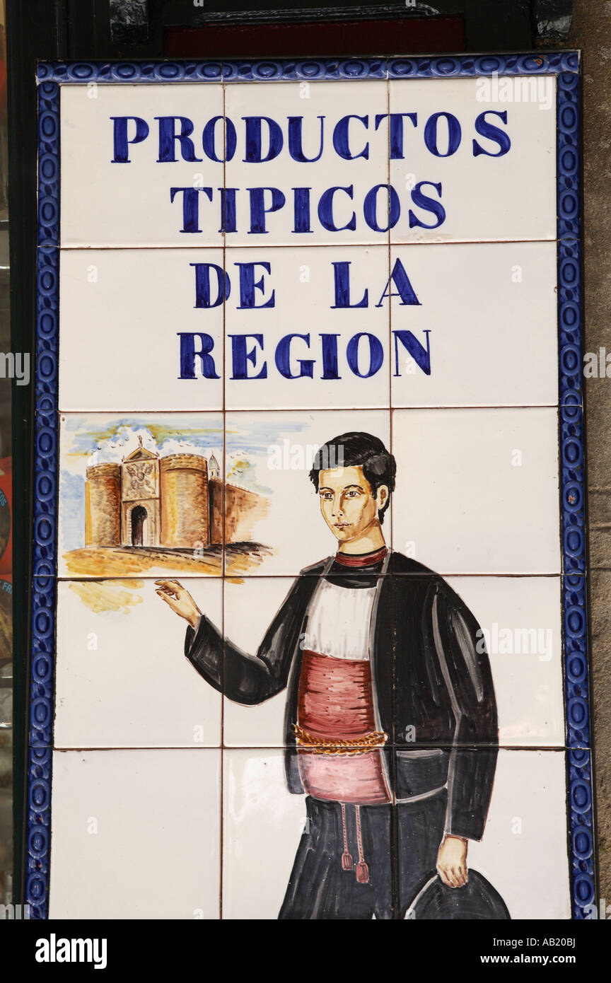 Robe typique et produits de Tolède peints sur carreaux, Castille La Manche, Espagne Banque D'Images