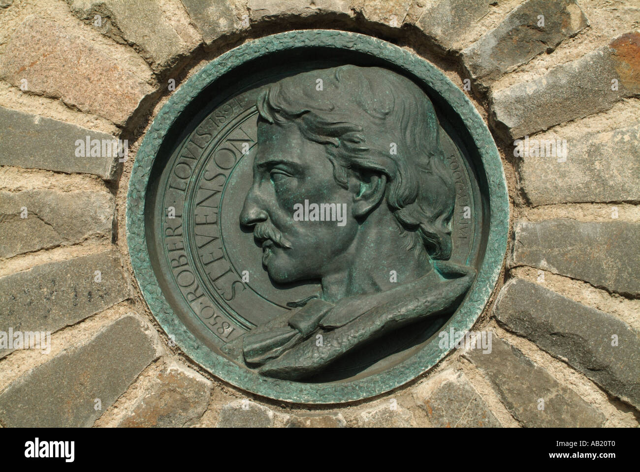 Soulagement de Bronze Robert Louis Stevenson (1850-1894) ci-dessous le monument commémoratif le Corstorphine Road, Édimbourg, Écosse, Royaume-Uni. Banque D'Images