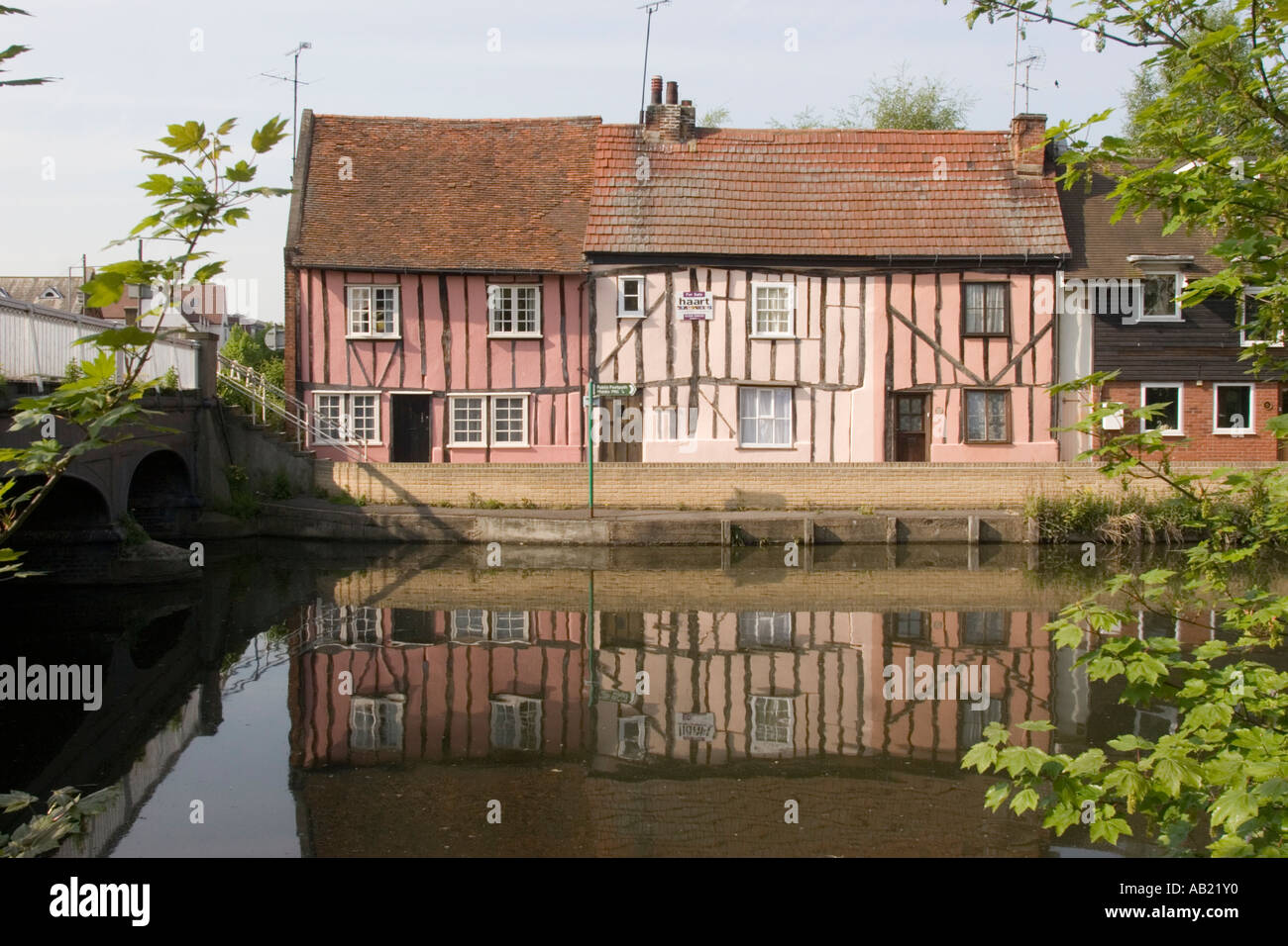 17ème siècle, maisons à colombages de la Gare du Nord par la rivière Colne Road près du bas de la colline au nord de Colchester, UK Banque D'Images