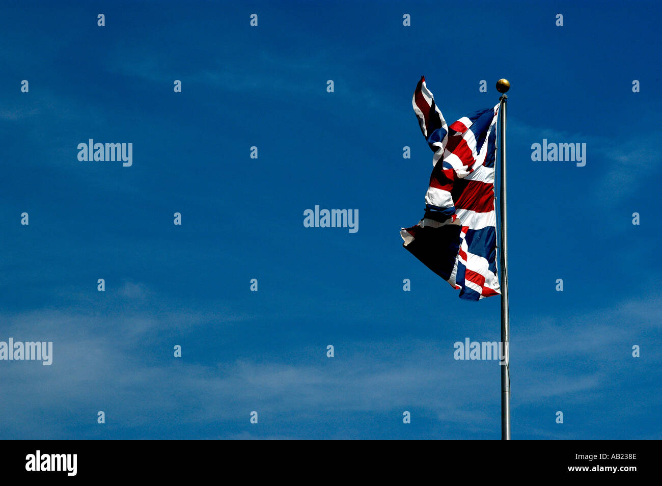 Union Jack flag flying contre ciel bleu Banque D'Images