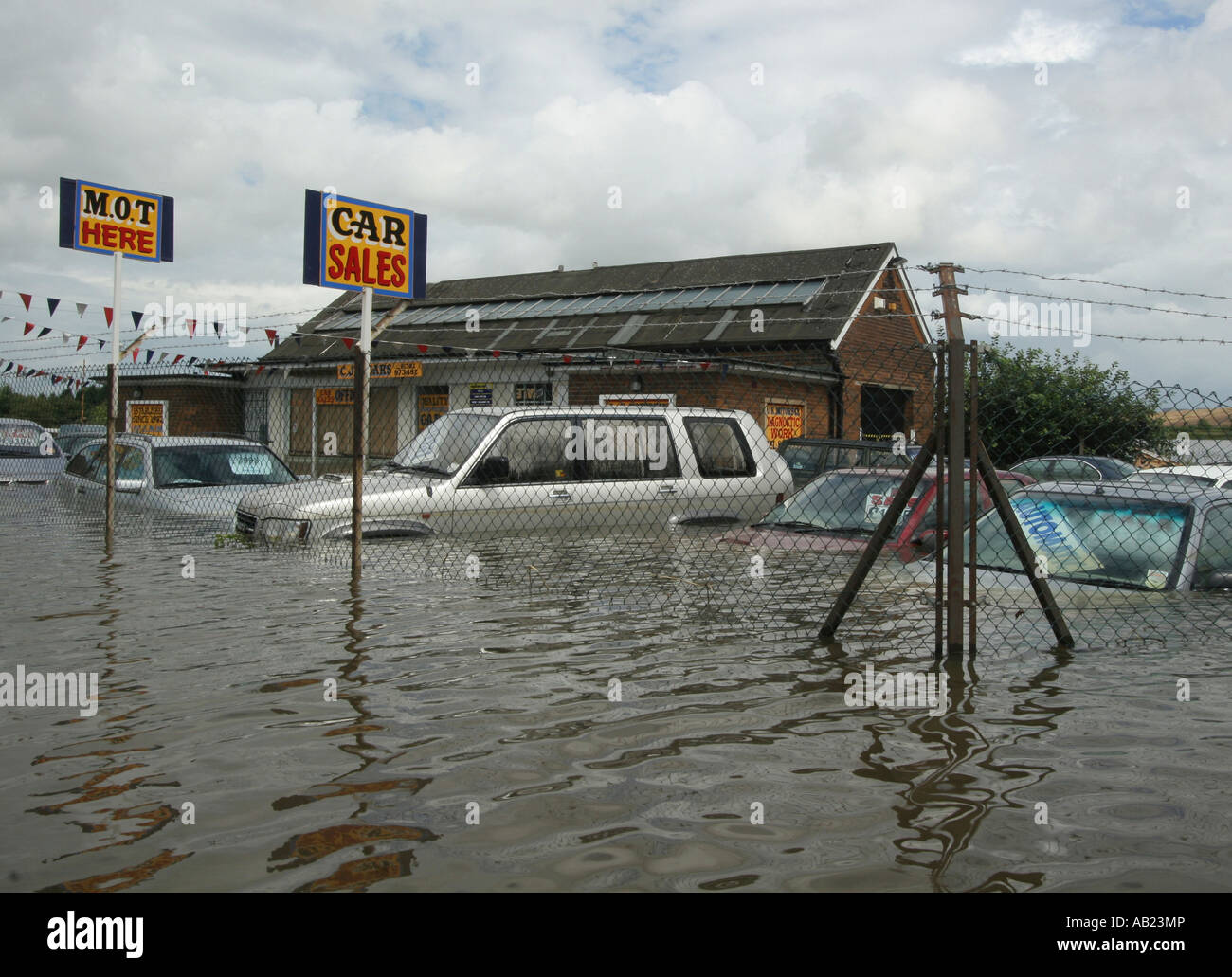Un garage est laissé sous eau pendant une crue extrême sans frais en Bar, South Yorkshire, UK. Banque D'Images