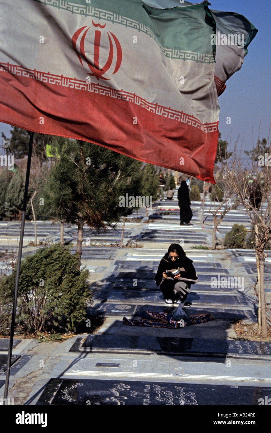 Deuil d'une femme membre d'une famille qu'elle a perdu dans la guerre en Irak l'Iran à un cimetière de guerre à Téhéran Banque D'Images