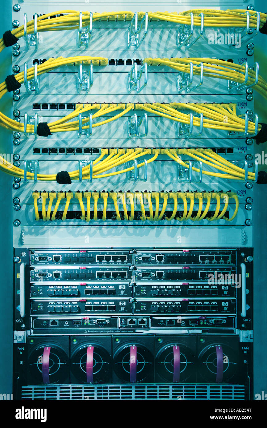 Les câbles réseau et l'ordinateur dans un rack Netzwerk Kabel und einem Schaltschrank Commutateurs Banque D'Images