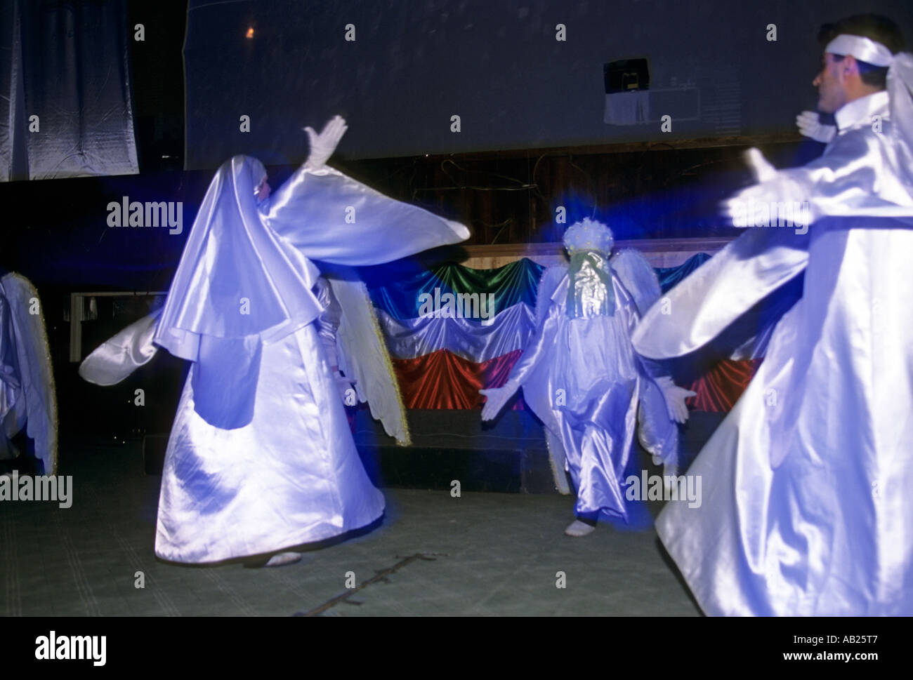 Divertissement par des danseurs en blanc au mariage de masse, Téhéran, Iran Banque D'Images