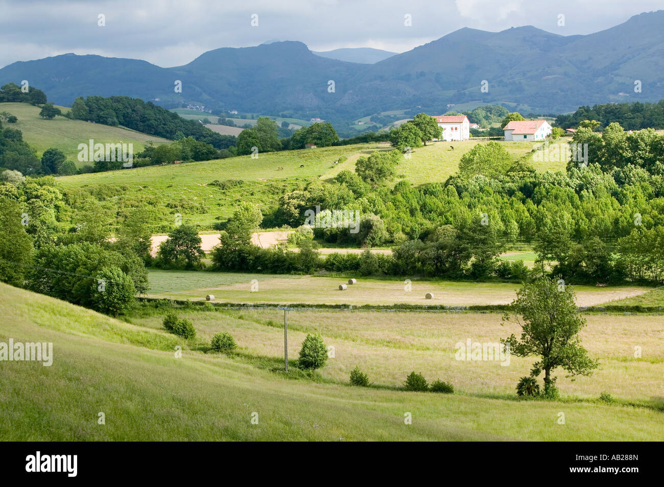 Sare France en Pays Basque espagnol sur la frontière française est une colline 17ème siècle village entouré de champs agricoles et mont R Banque D'Images