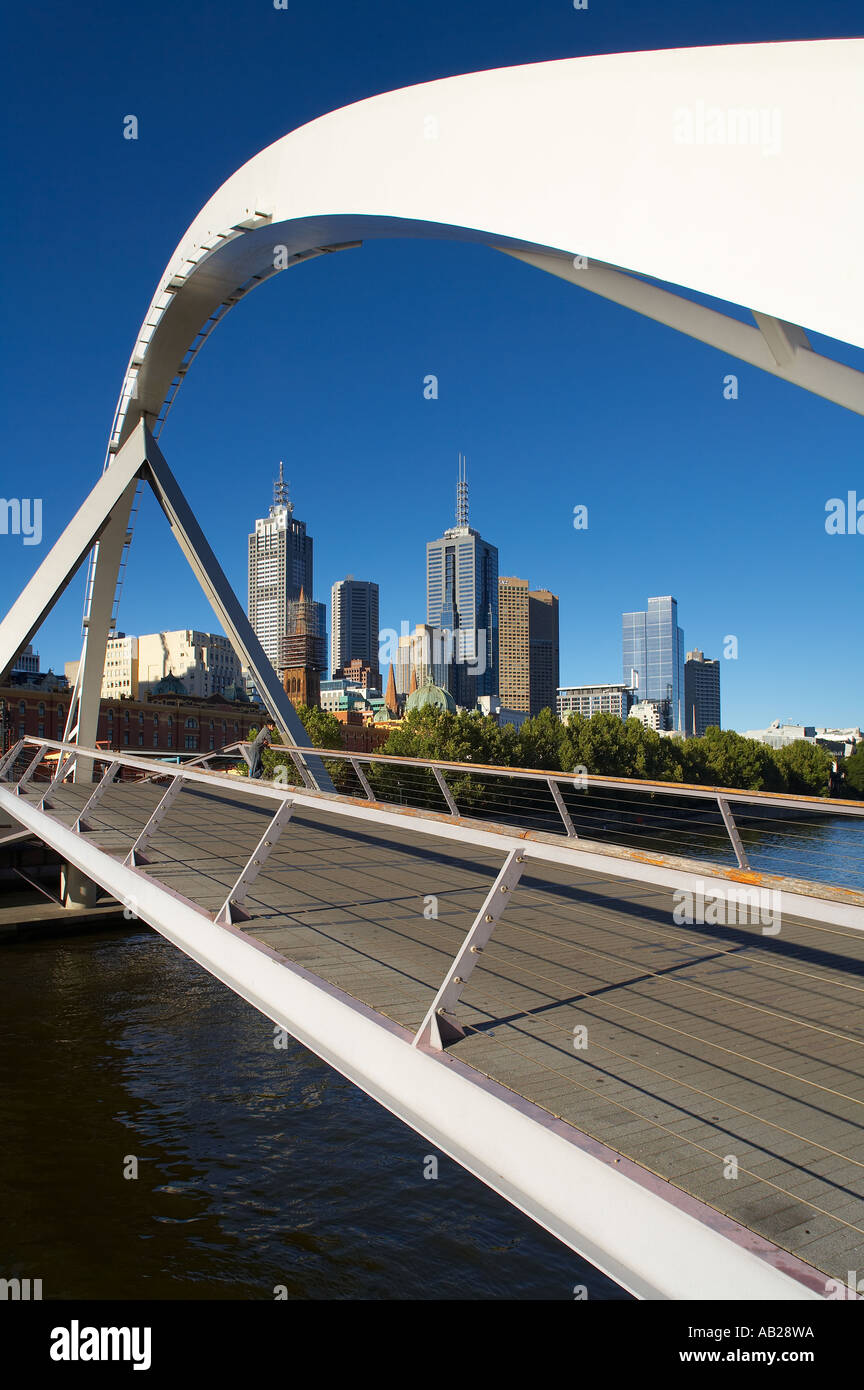 Le centre-ville et de passerelle au-dessus de la rivière Yarra Melbourne Australie Victoria Banque D'Images