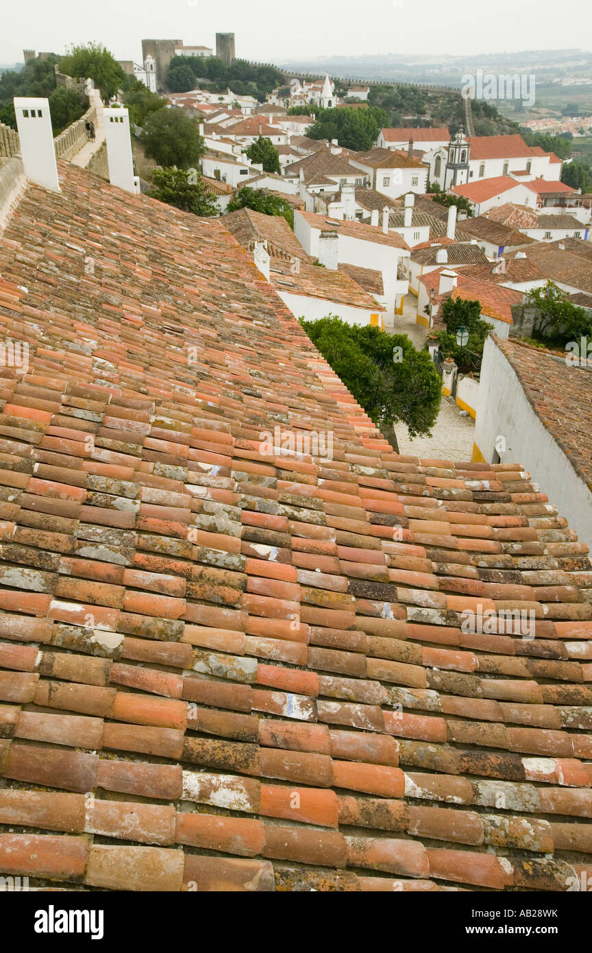 Les toits de tuile rouge dans le village d'Obidos fondée par les Celtes en 300 av. J.-C. Portugal Banque D'Images