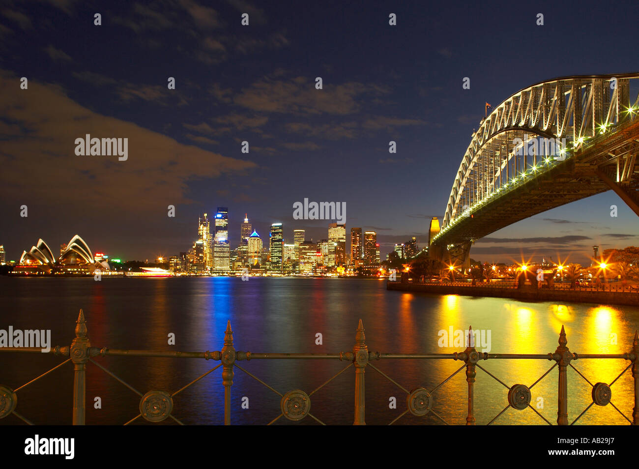 L'Opéra, le Harbour Bridge de nuit du centre-ville de Milsons Point Sydney New South Wales Australie Banque D'Images