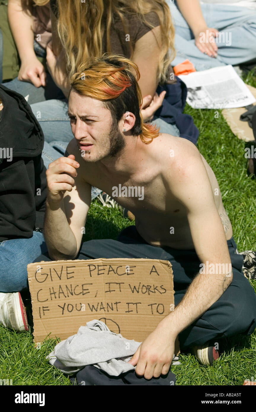 Un hippy a donner une chance à la paix slogan sur son signe de protestation à une guerre en Irak de protestation à Santa Barbara en Californie sur M Banque D'Images