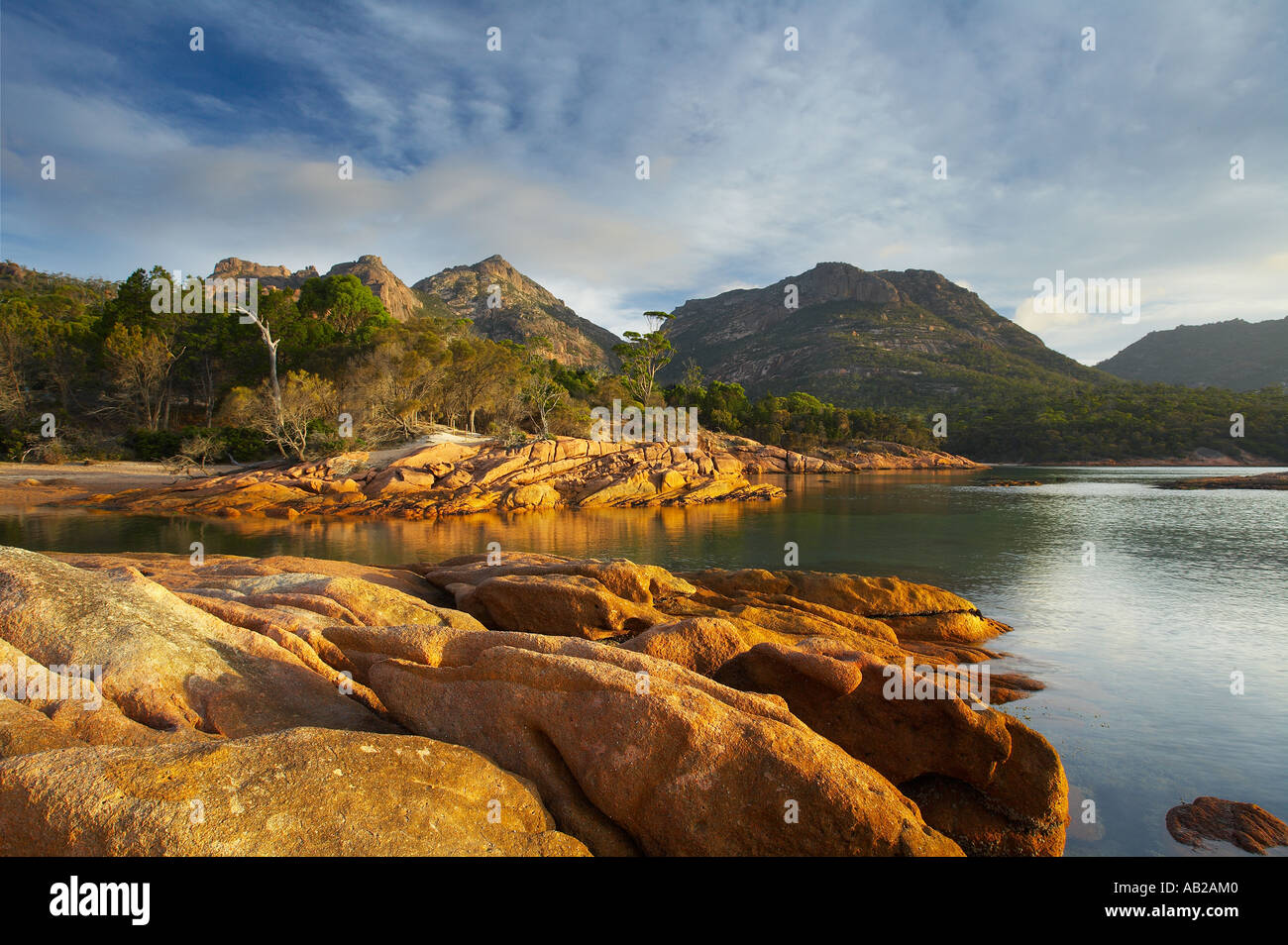 Honeymoon Bay et les dangers de Coles Bay la Péninsule de Freycinet Parc national de Freycinet côte est de la Tasmanie en Australie Banque D'Images