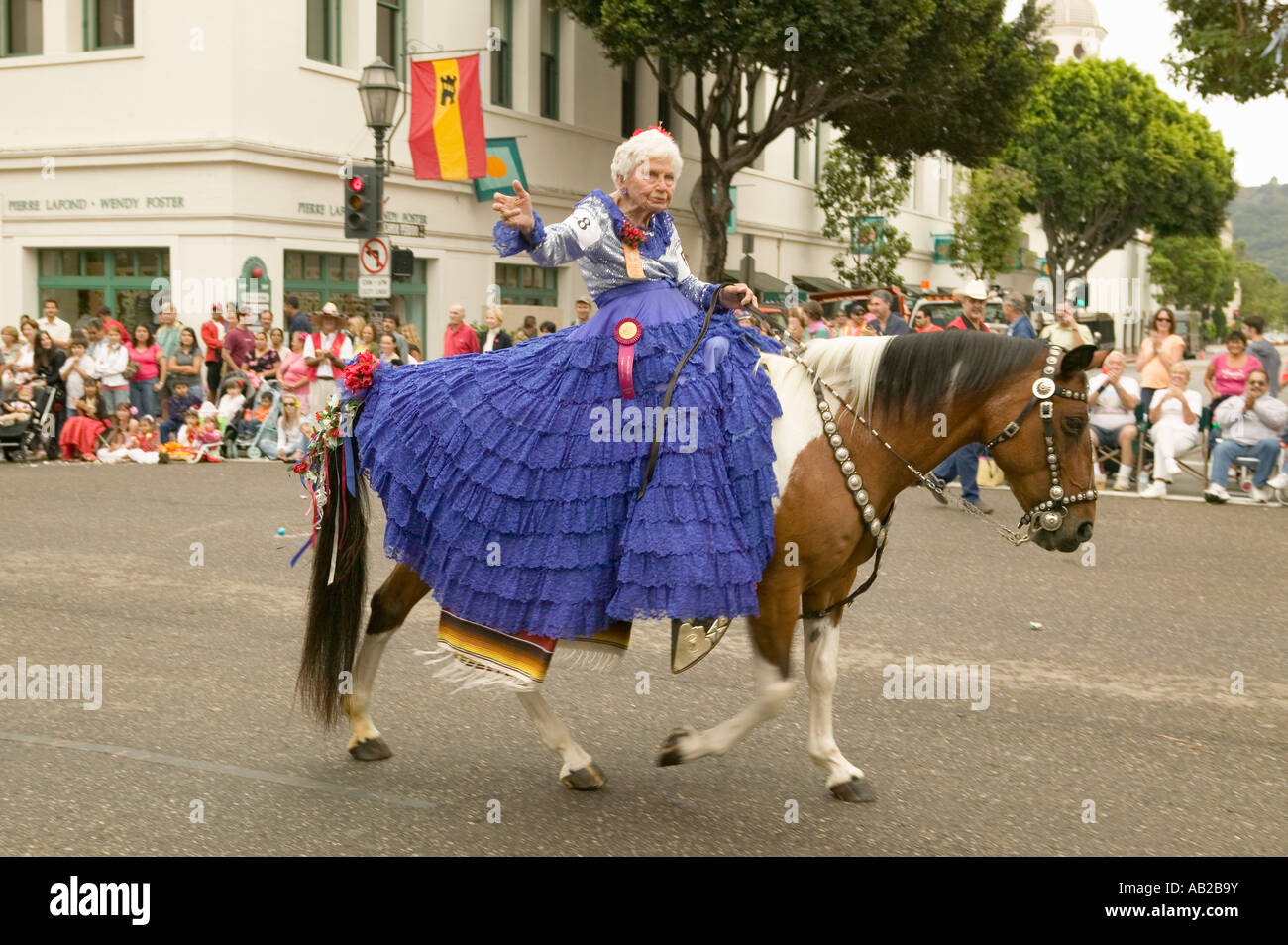 Femme plus âgée en robe violette circonscription chaque année depuis 1924 à 2006 dans le jour d'ouverture de vieux jours espagnol Fiesta lieu ev Banque D'Images