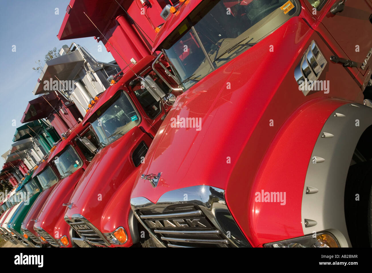 Les camions-benne Mack rouge vif de la route dans une ligne dans le Maine, près de la frontière du New Hampshire Banque D'Images