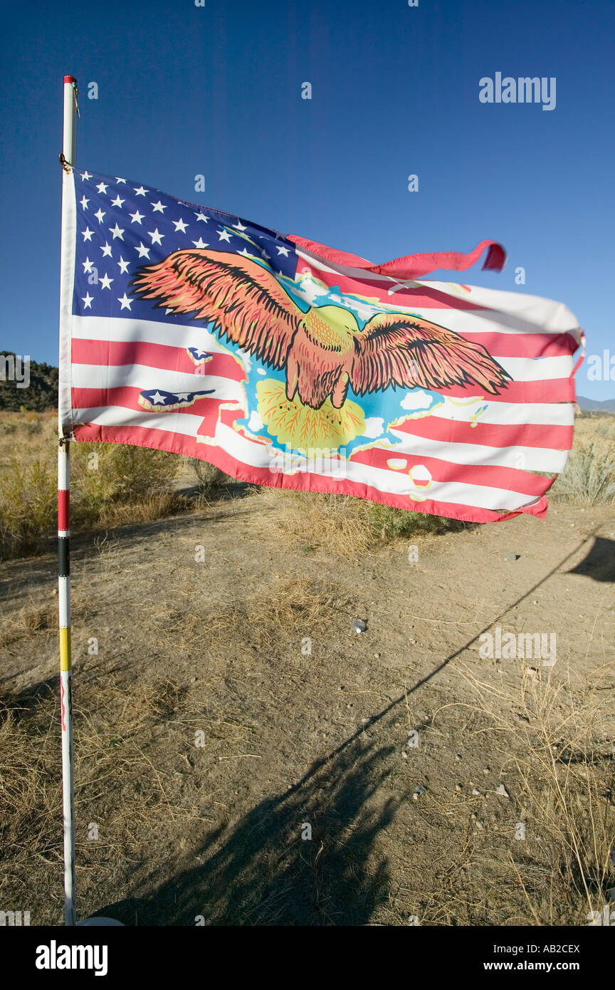 Native American Indian flag coups dans le vent sur les terres des Indiens Chumash sur l'autoroute 33 près de Californie Cuyama Banque D'Images