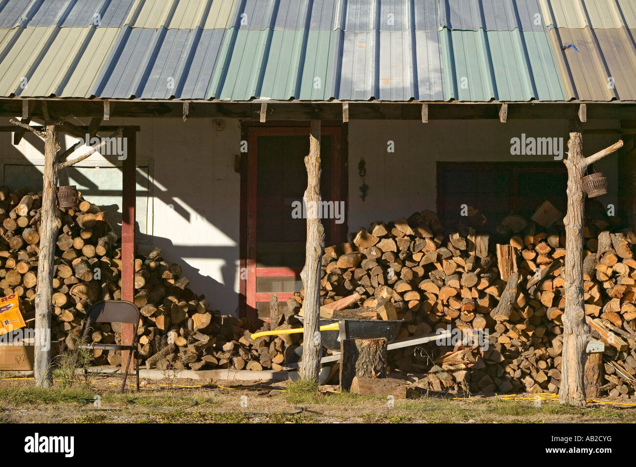 Pile de grumes en face du chalet dans la réserve indienne apache Mescalero près de Ruidoso Alto et Nouveau Mexique Banque D'Images
