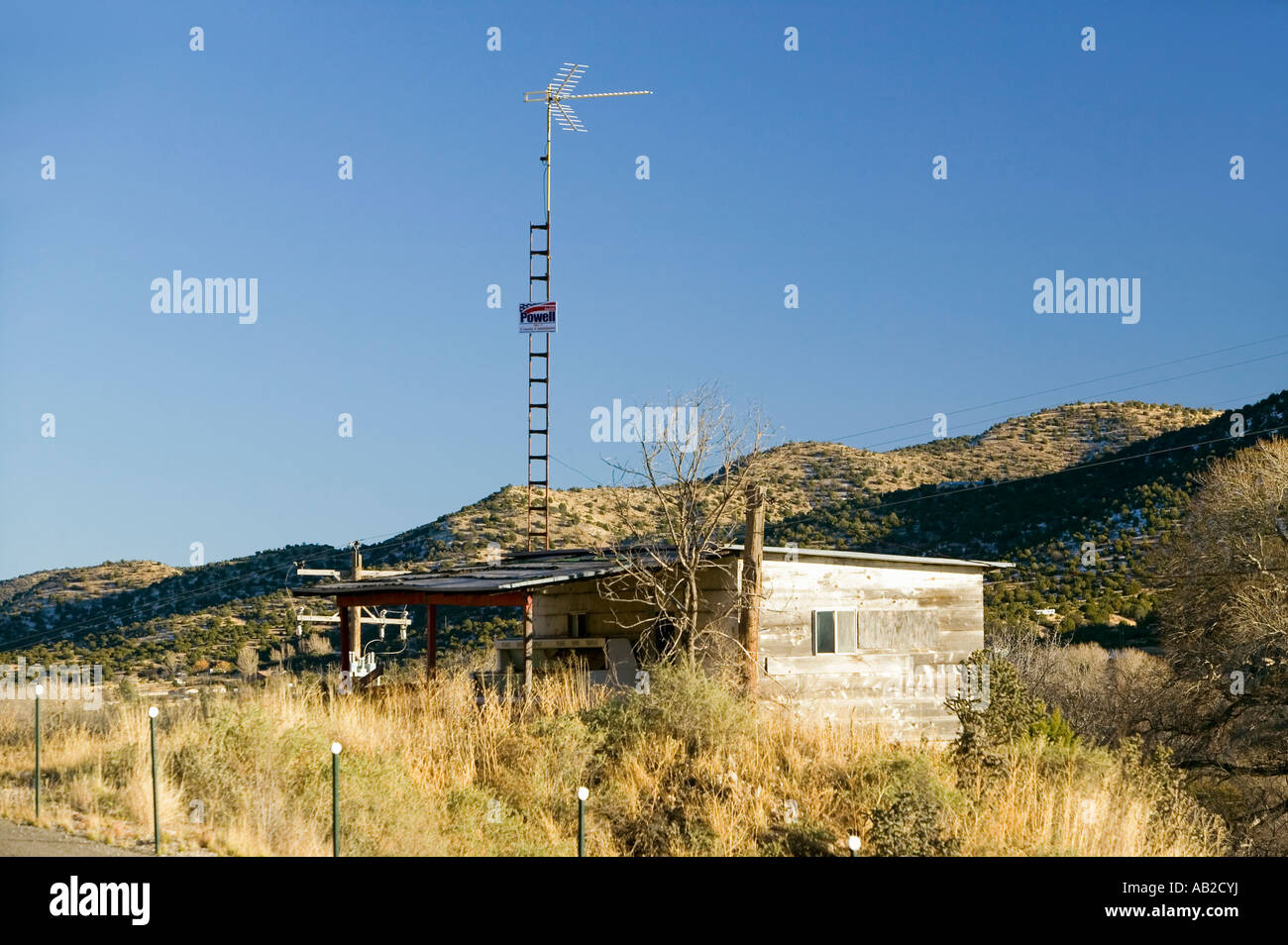 Log cabin avec l'antenne TV sur apache Mescalero Indian Reservation près de Ruidoso Alto et Nouveau Mexique Banque D'Images