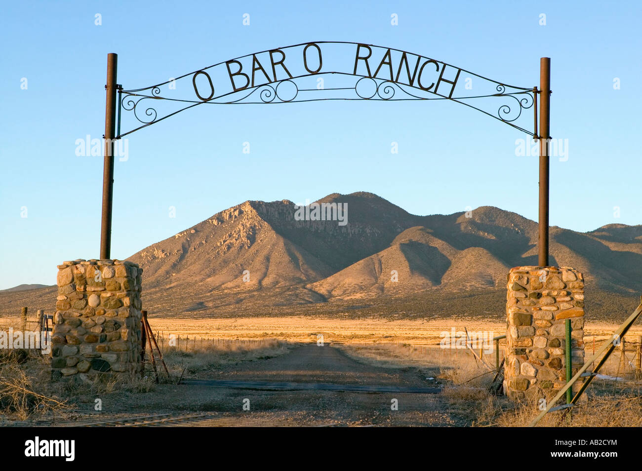 O Bar o Ranch gate et de montagnes au coucher du soleil dans le centre du Nouveau-Mexique Route 48 près de Smokey Bear Historical Park Banque D'Images