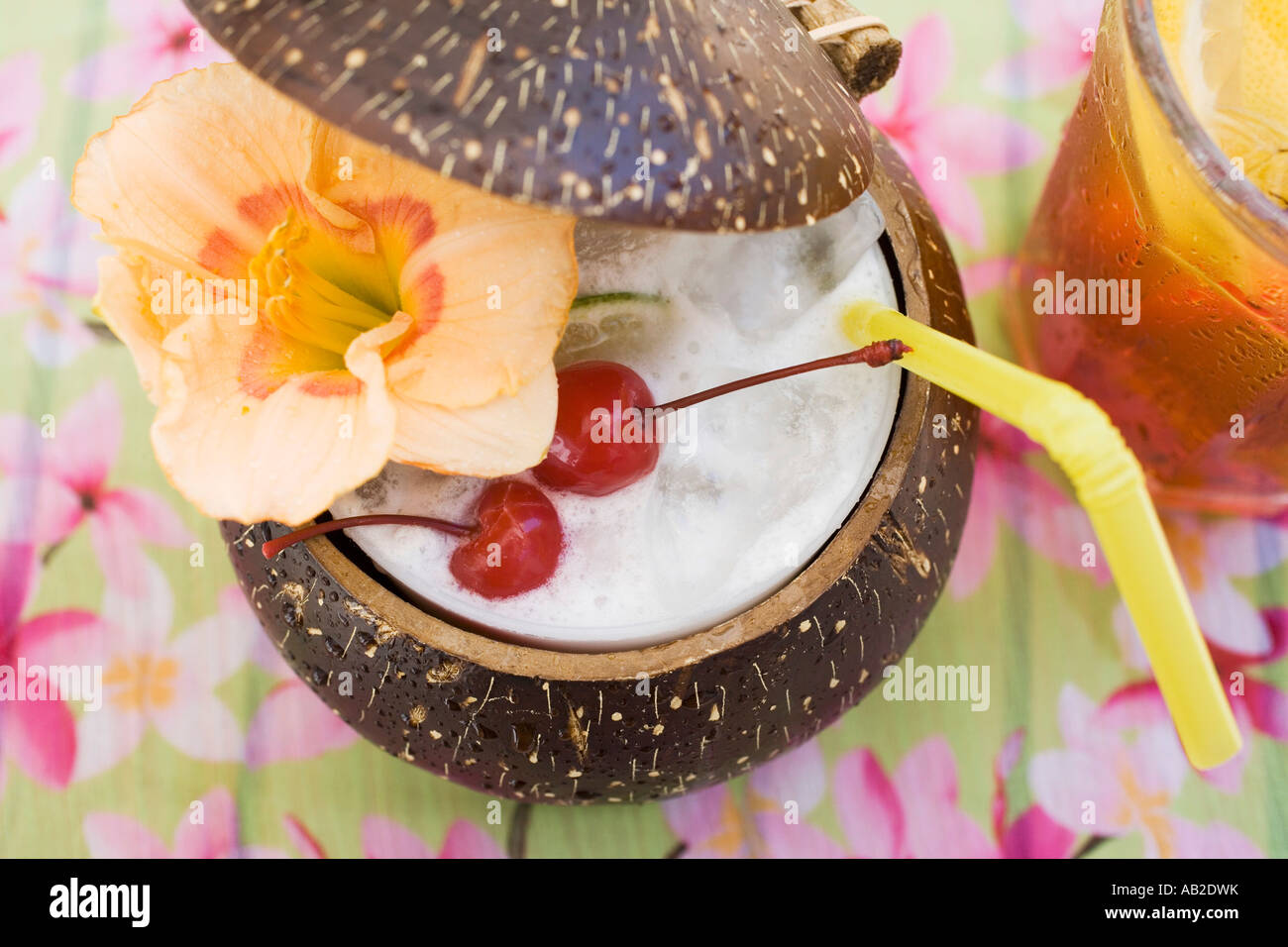 Pina Colada avec des fleurs et des cerises FoodCollection Banque D'Images