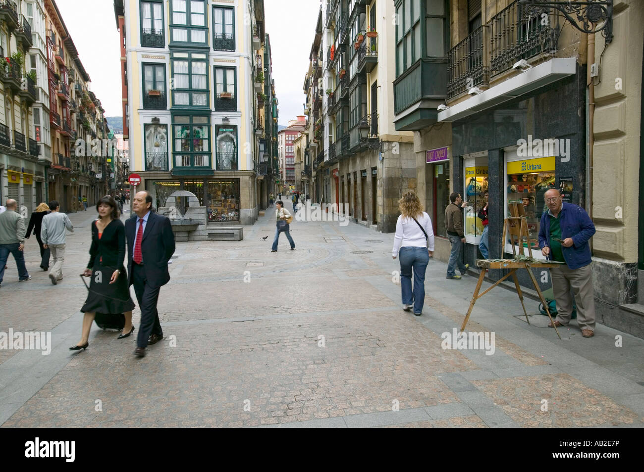 Les gens d'affaires prendre midi à pied comme peintre peint à Bilbao Bilbo la côte nord de l'Espagne Banque D'Images