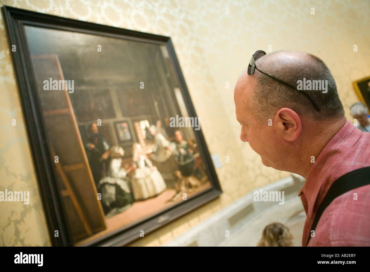 Homme regarde Las Meninas de Velázquez comme indiqué dans le Musée de Prado le musée du Prado, Madrid Espagne Banque D'Images
