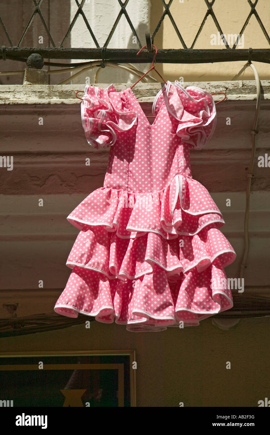 Robe flamenco rose pour petite fille accrochée dans Centro quartier ancien  de Séville Espagne Photo Stock - Alamy