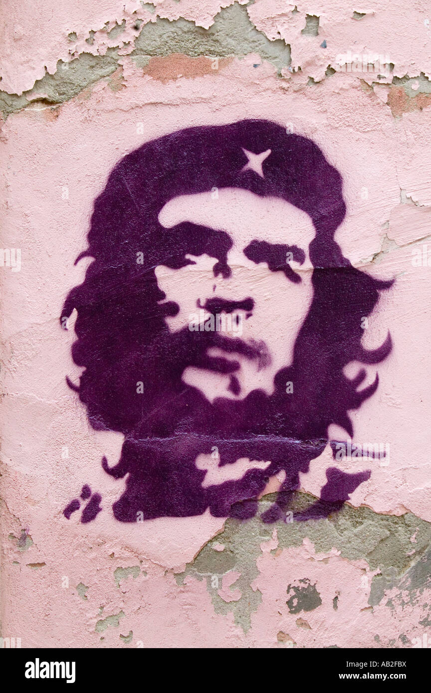 De pochoir et de l'icône révolutionnaire cubain Che Guevara sur la construction à Tomar au Portugal Banque D'Images
