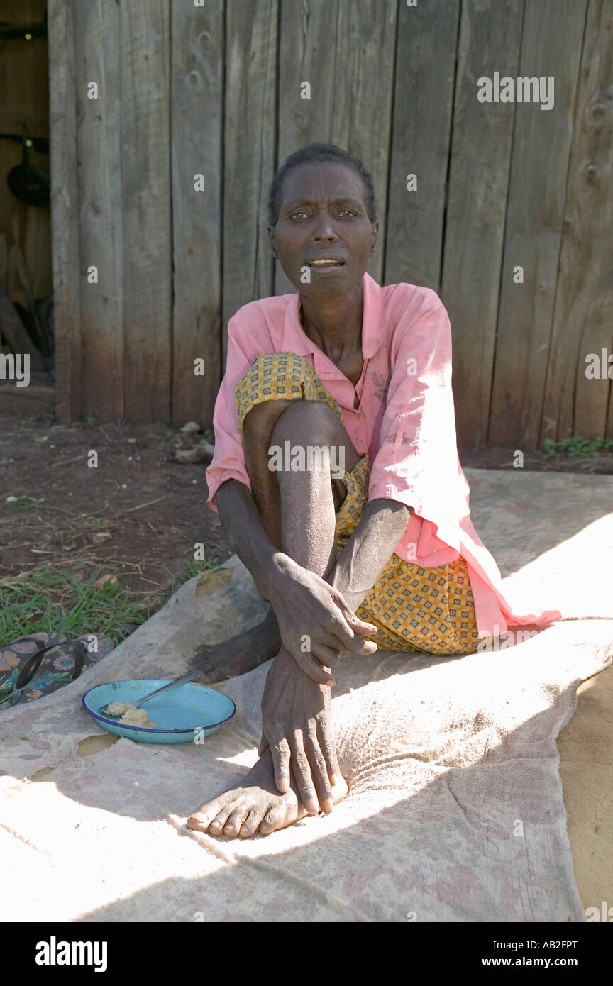 Irene infectés par le VIH/SIDA fait partie de la masse à l'Pepo La Tumaini Jangwani VIH SIDA Programme de rééducation communautaire Orph Banque D'Images